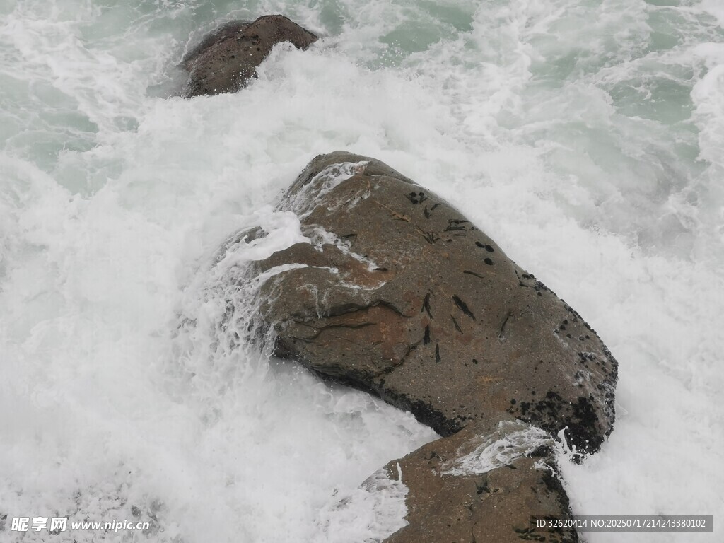 海浪拍擊礁石的壯觀景象