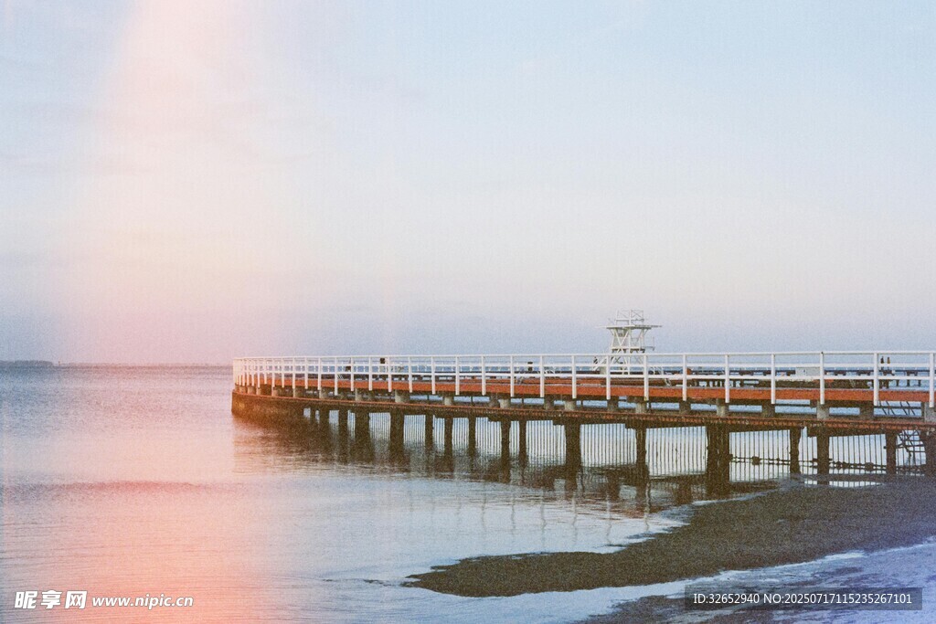 海邊棧橋日落美景