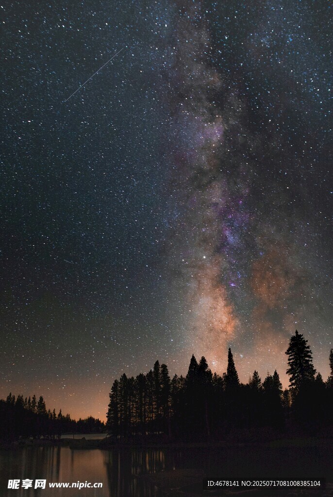 湖畔星空下的夢(mèng)幻夜景