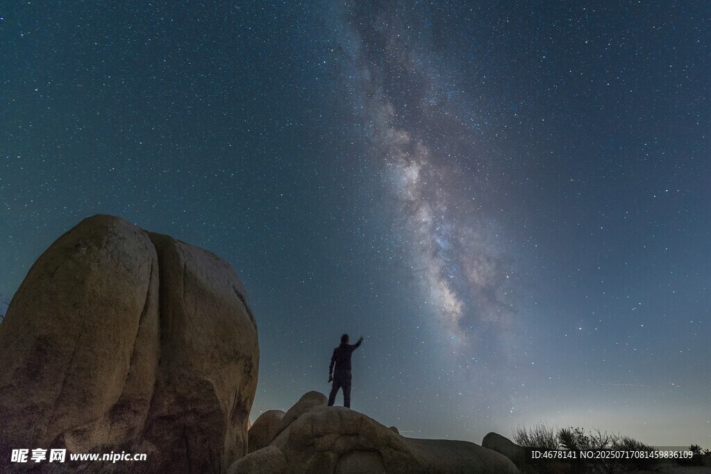 人立巨石賞璀璨星空