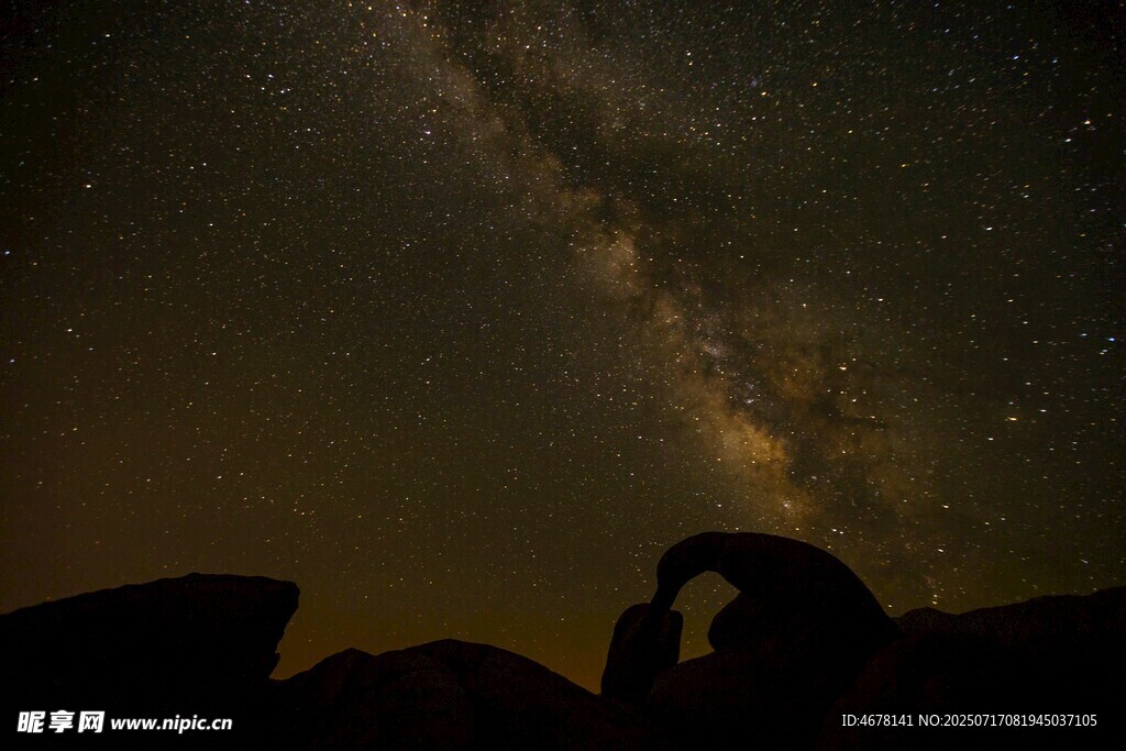 夜空下的拱形巖石與星河