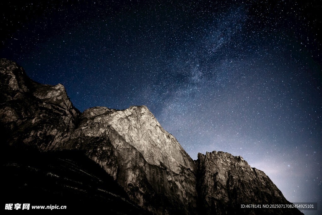 夜空下的巍峨山峰
