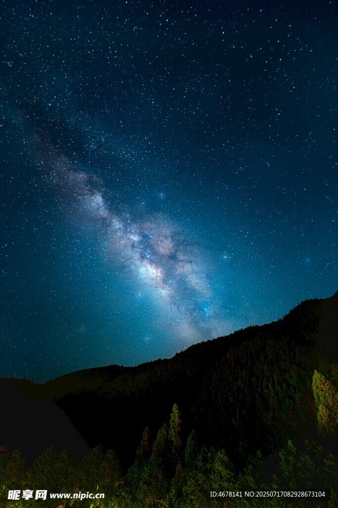 夜空下的山巒與璀璨星河