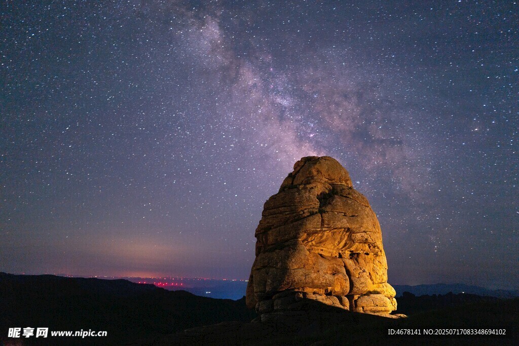星空下的孤巖