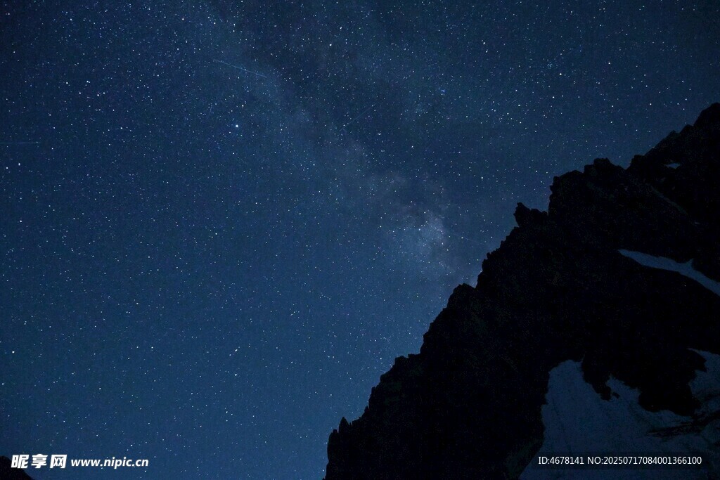 夜空下的巍峨山峰