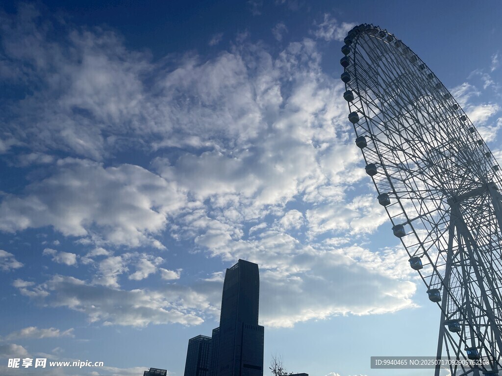 城市天際線旁的巨型摩天輪