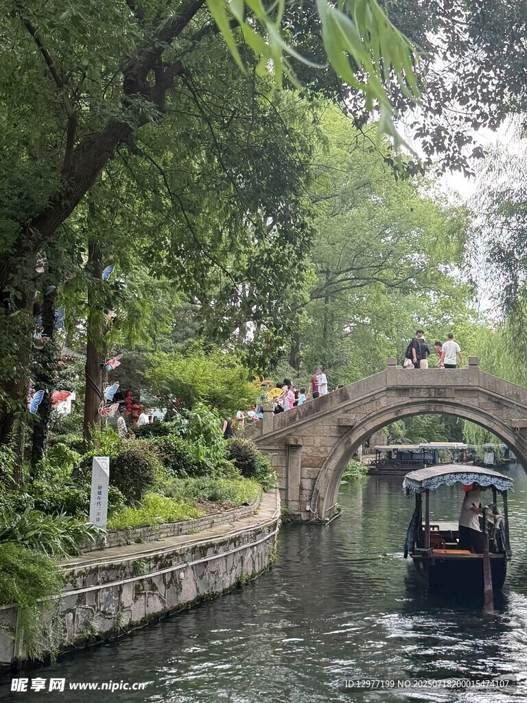 江南水鄉(xiāng)石橋下的小船