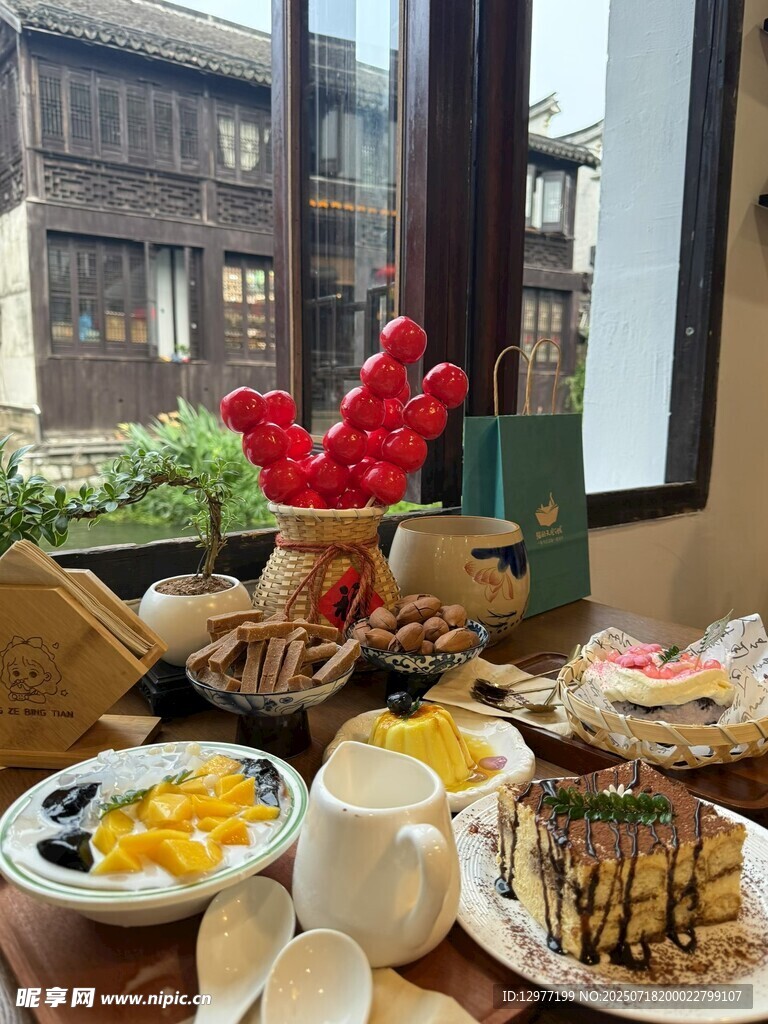 窗邊精致美食與裝飾擺件
