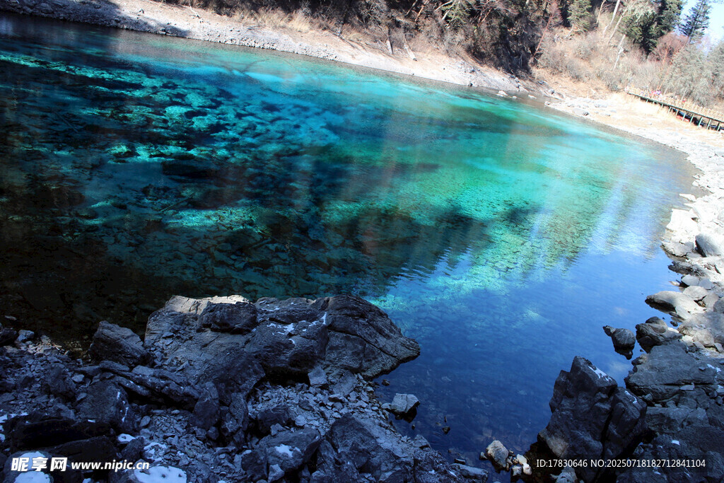 清澈藍(lán)湖與岸邊嶙峋巖石