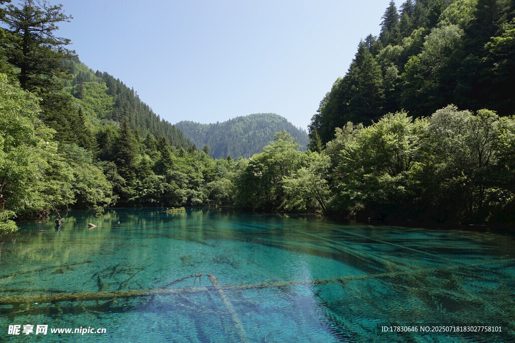 清澈幽藍(lán)的山間湖泊美景