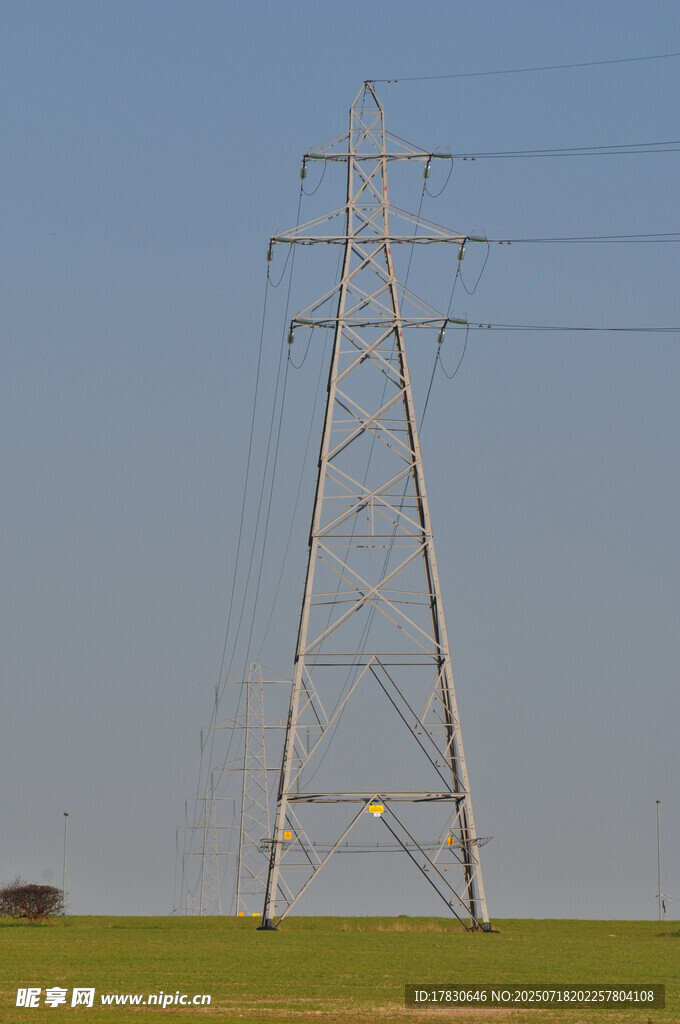 田野中的高壓輸電塔