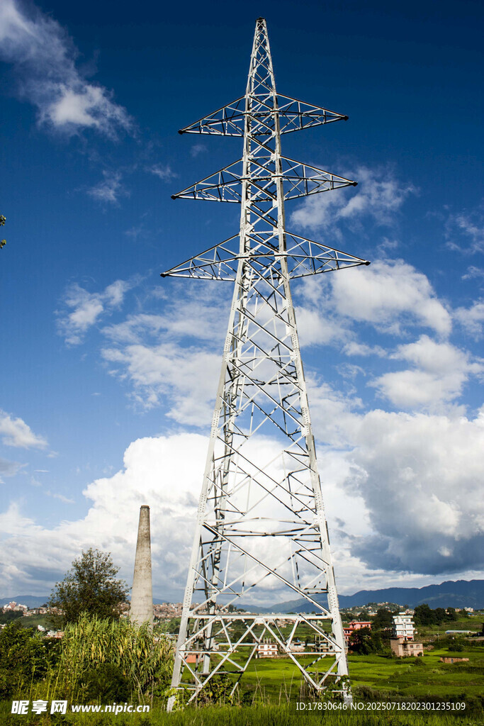 高聳輸電塔屹立于天地間