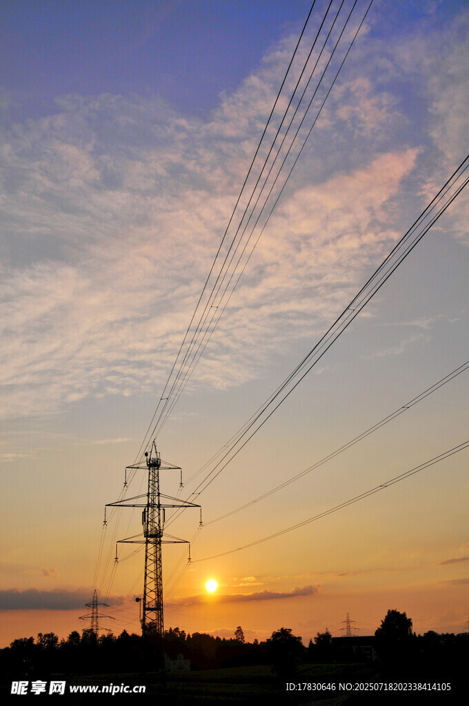 夕陽下的輸電塔與電線