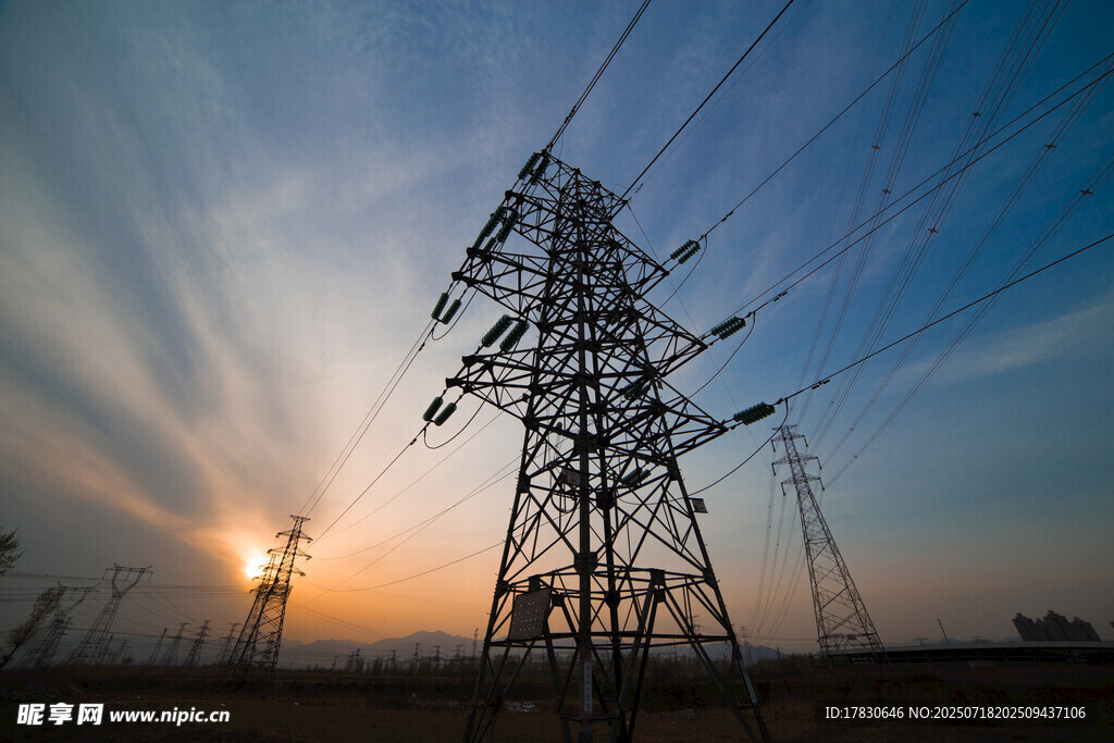 夕陽下的高壓輸電塔