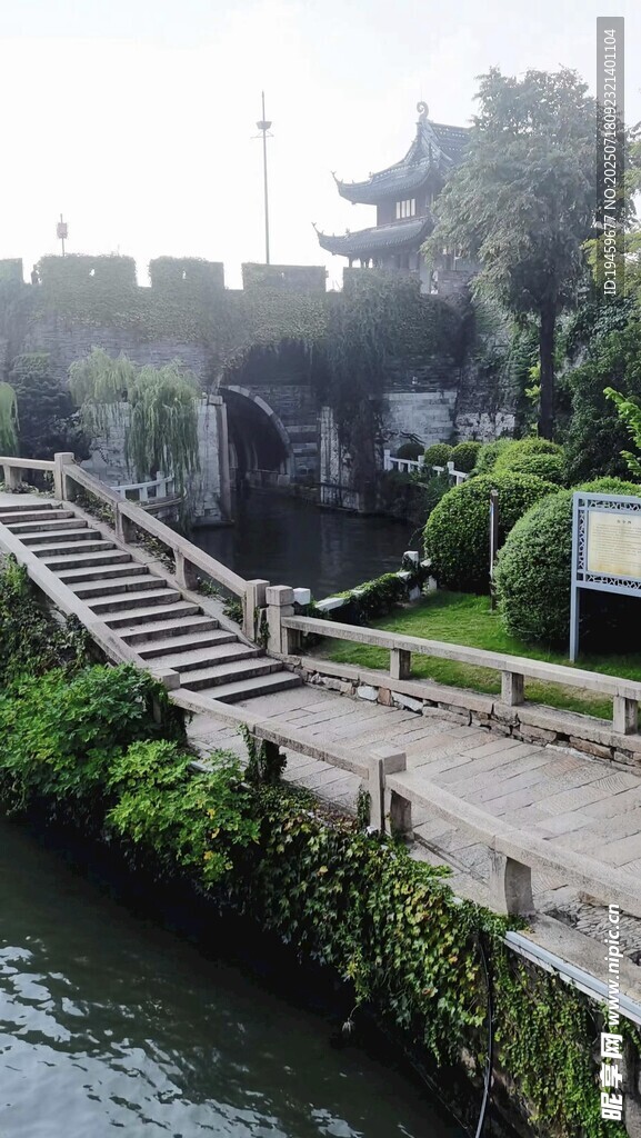 古城河畔石橋與城墻景觀