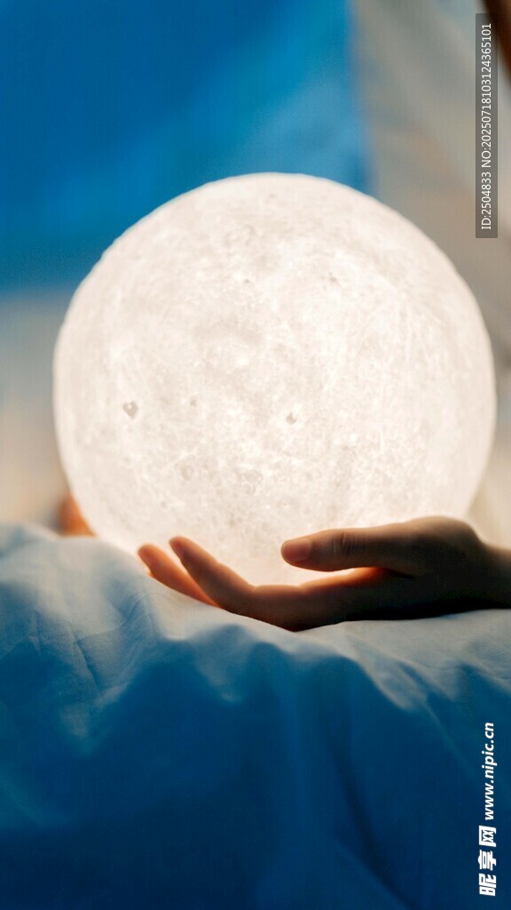 手捧夢幻發(fā)光月球