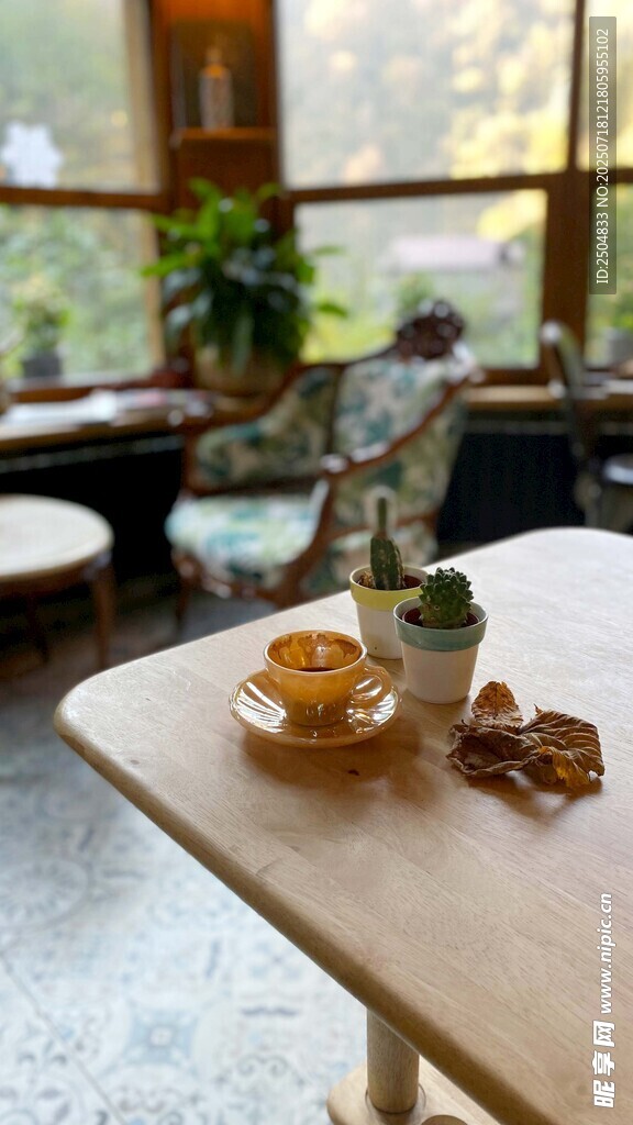 溫馨室內(nèi)木質(zhì)餐桌小景