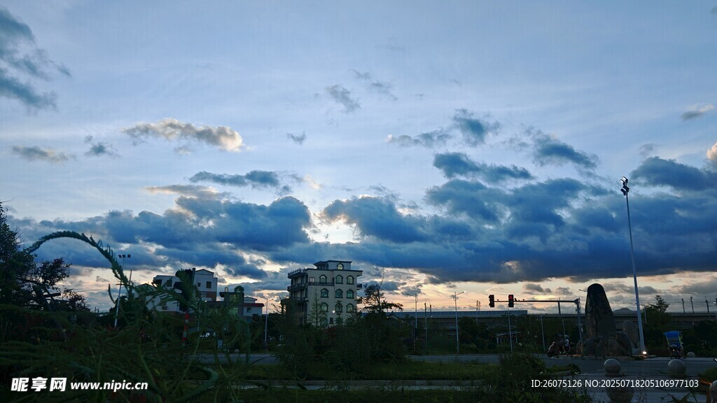 黃昏時分的天空與城市景觀