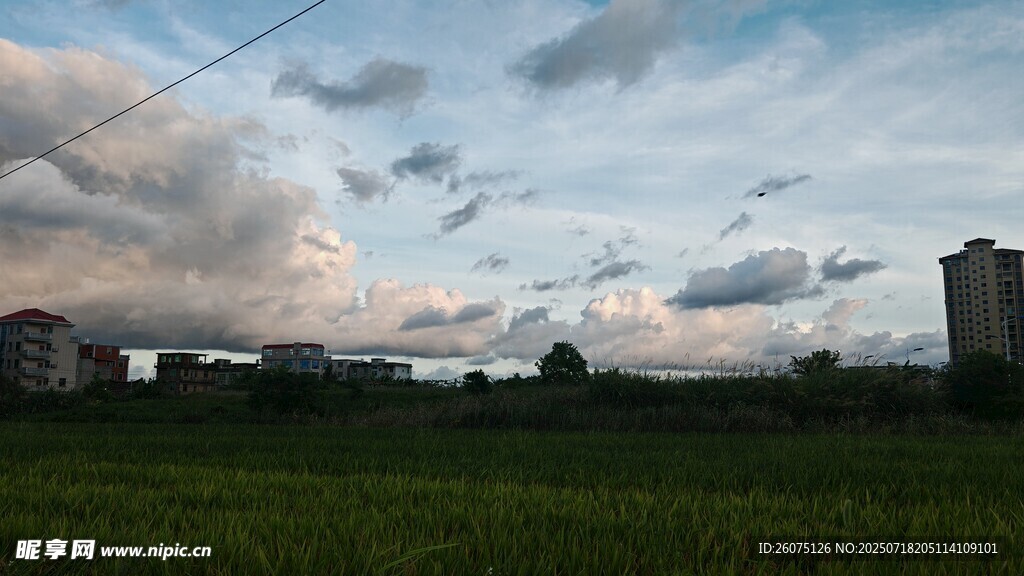 田野上空的多云黃昏景色