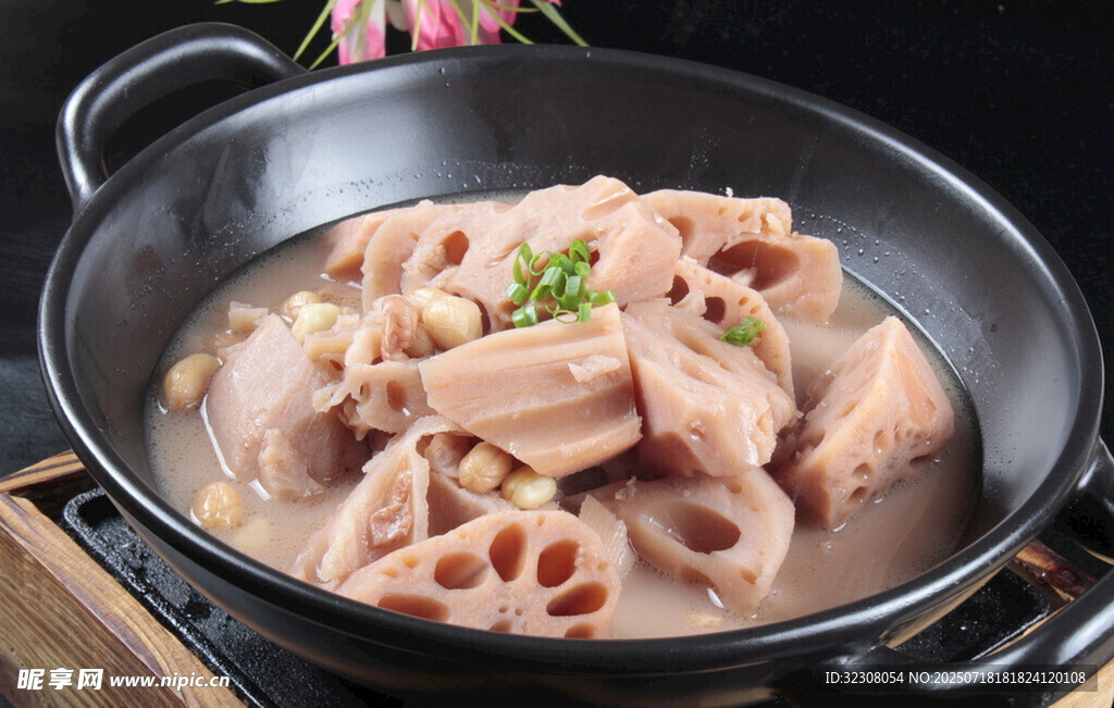 鍋中美味藕片與食材