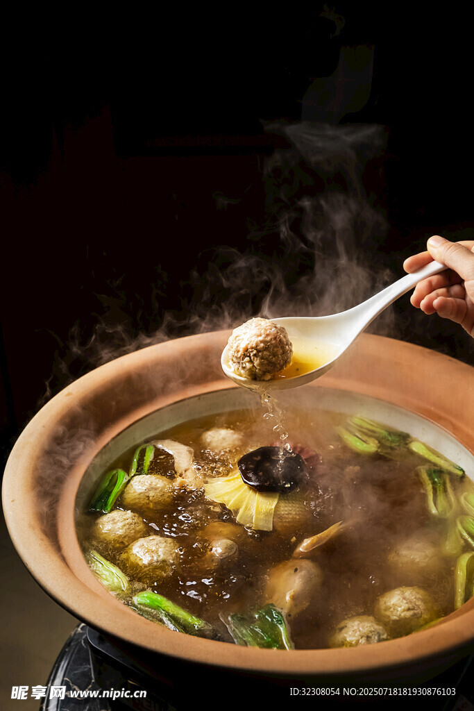 熱氣騰騰的美味養(yǎng)生湯鍋