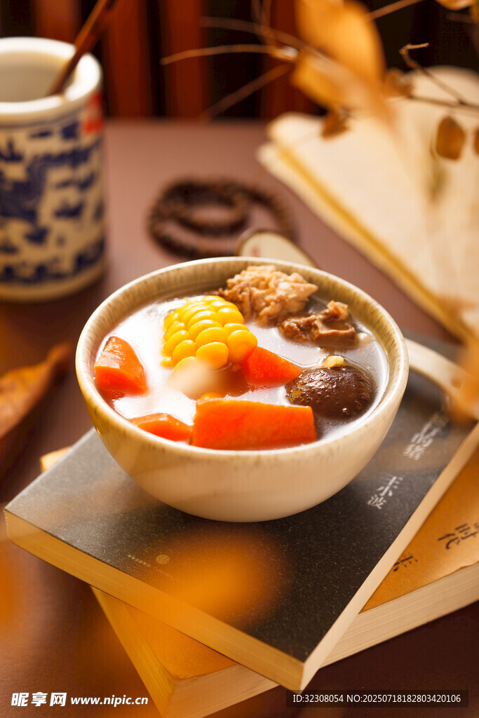 古風(fēng)桌上的養(yǎng)生滋補(bǔ)湯品