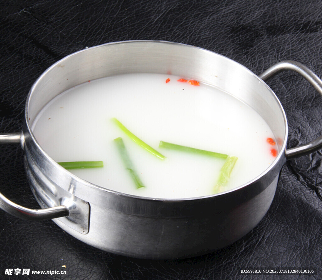 不銹鋼鍋中的蔬菜高湯