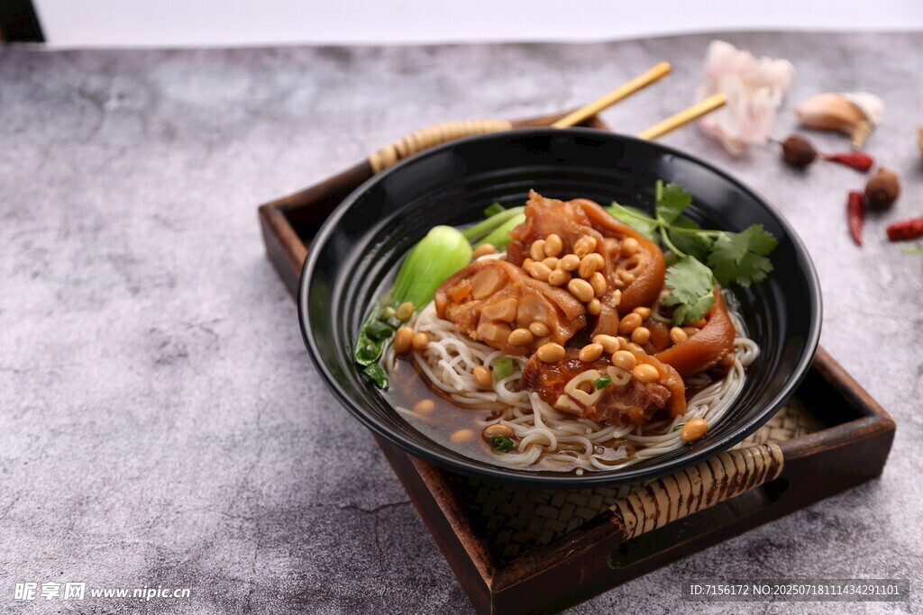 美味黃豆豬腳肉沫拌米粉菜品
