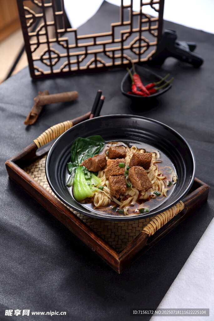 中式美味燉菜河粉牛肉菜鮮香誘人