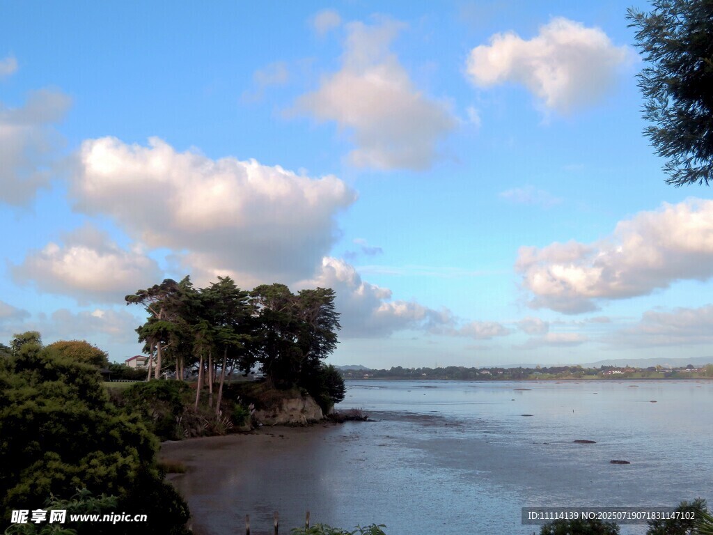 海濱綠樹藍(lán)天美景