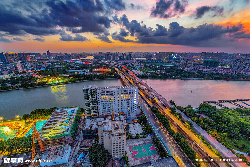 杭州夕陽下的建筑與大橋