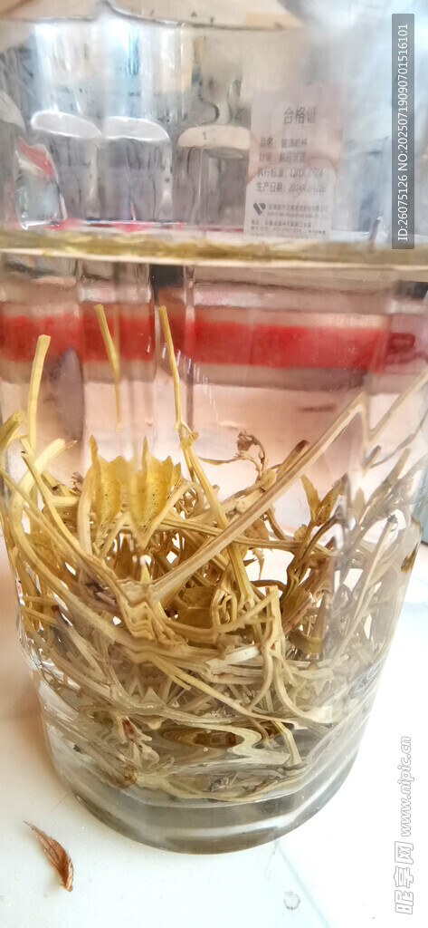 玻璃罐中泡開的莓茶