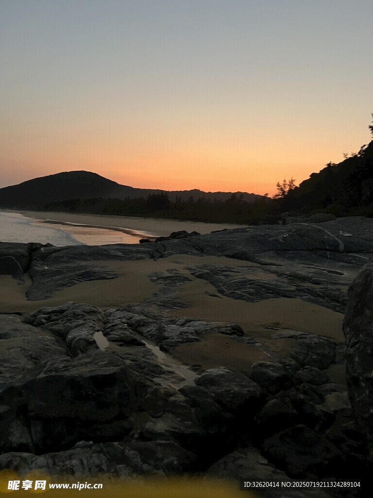黃昏下的河岸巖石景觀