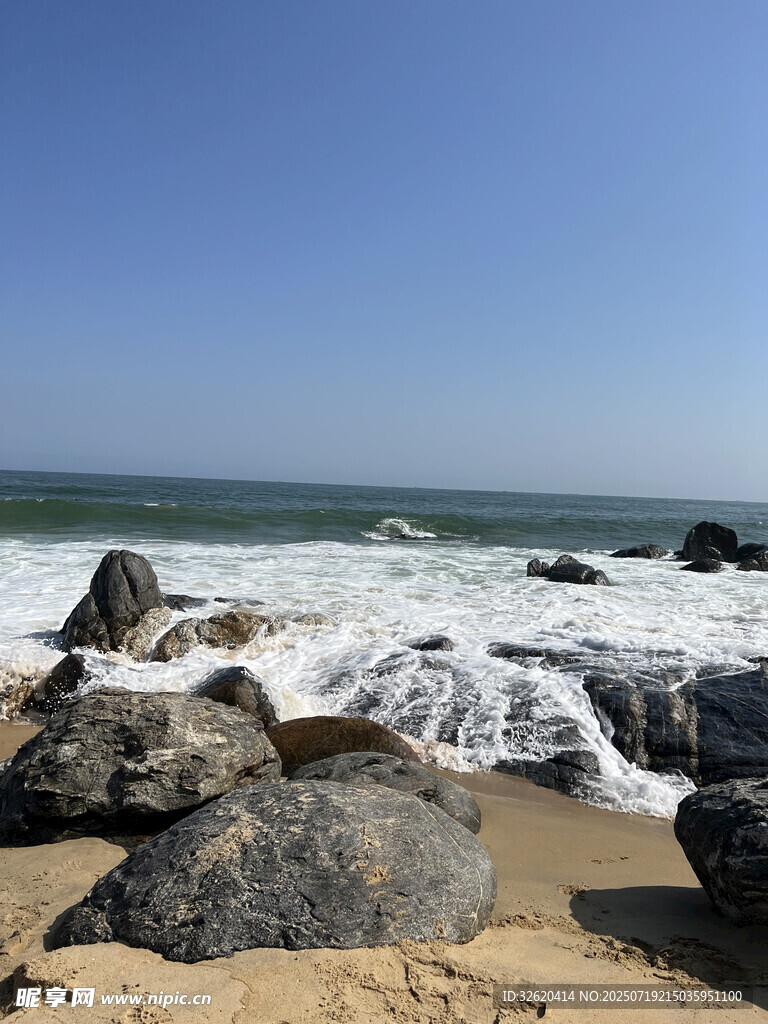 海邊礁石與翻涌浪花
