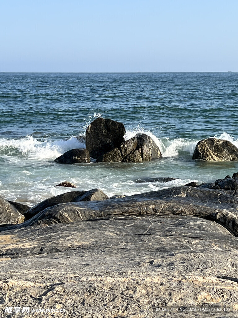 海邊礁石與翻涌浪花