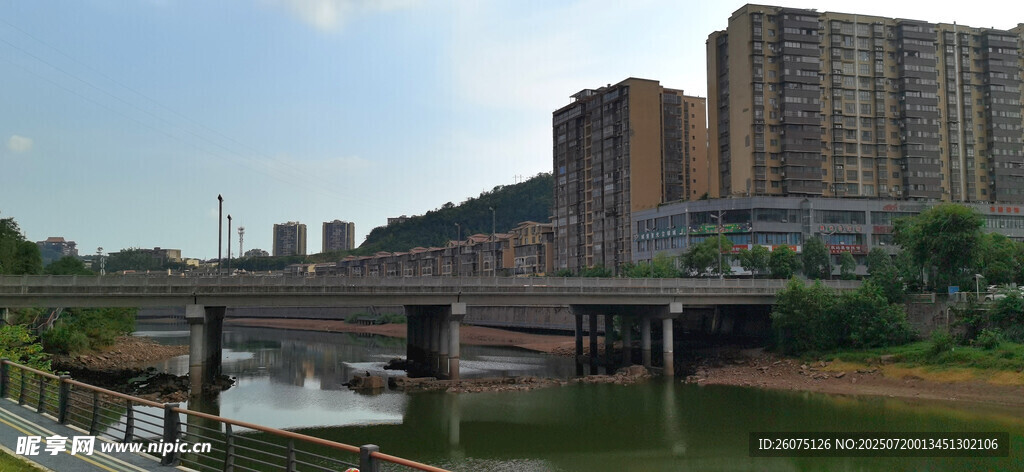 城市河畔橋梁與建筑景觀