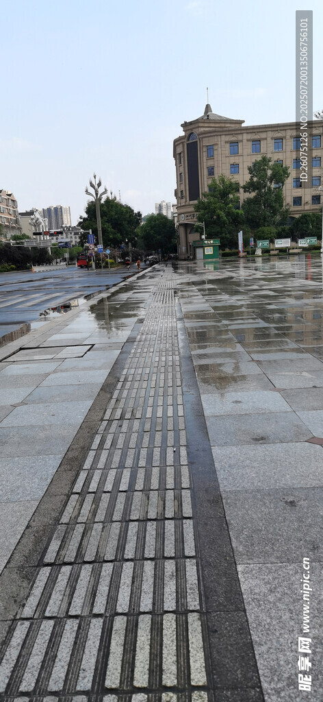 雨后城市廣場的盲道
