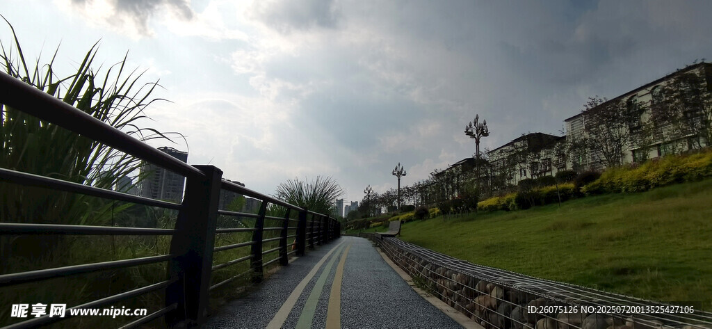 河岸旁的寧靜步道景致