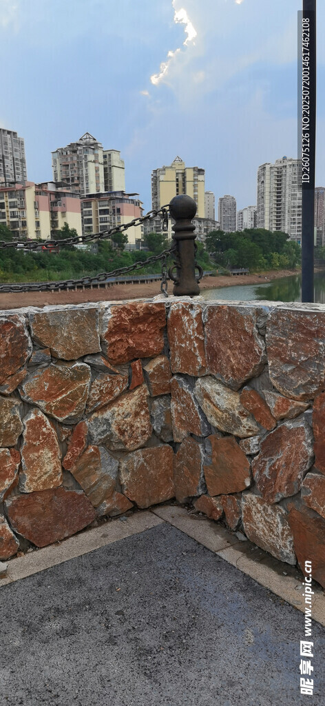 石砌圍欄旁的城市景觀