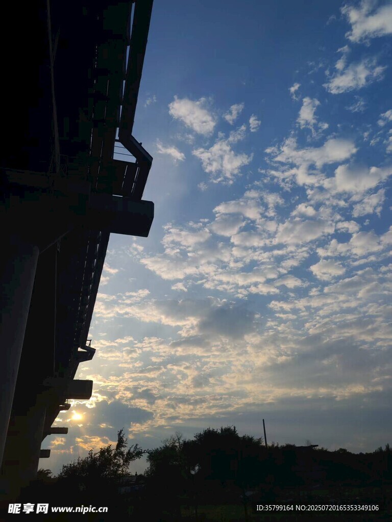 夕陽下的橋梁與天空美景