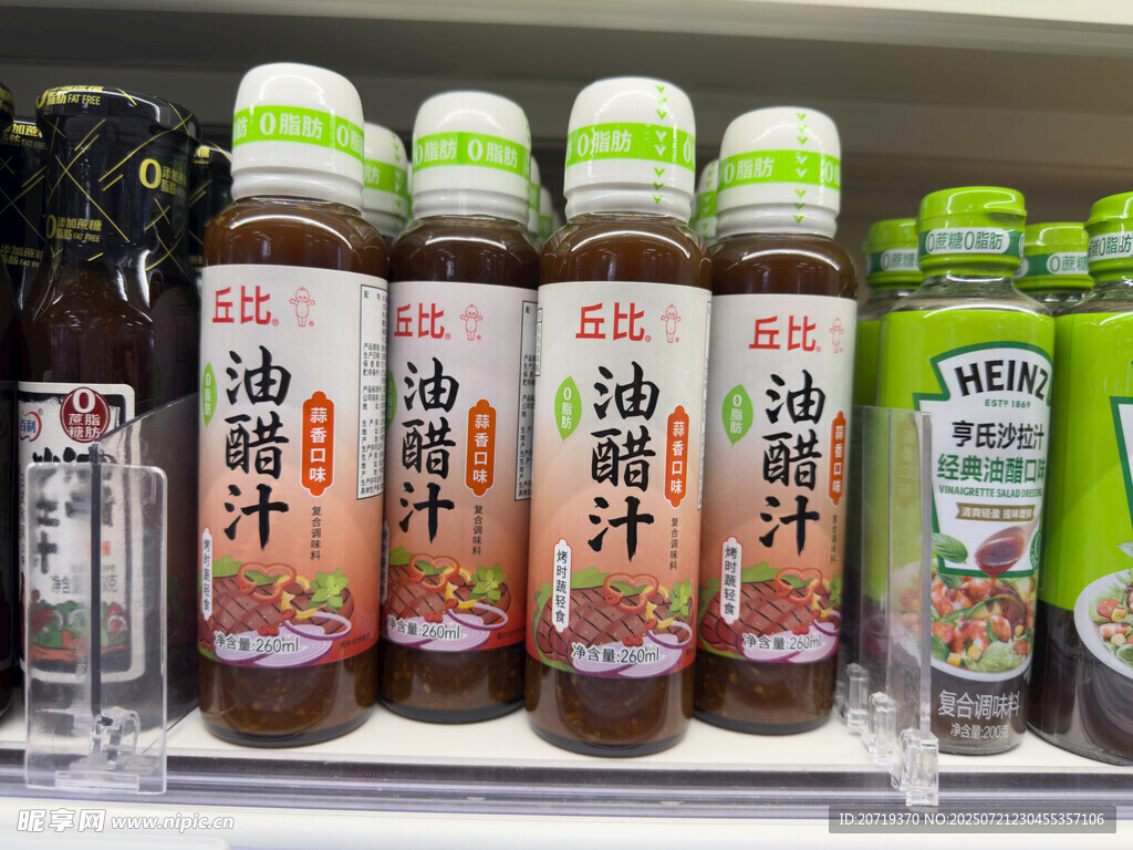 貨架上的瓶裝油醋汁