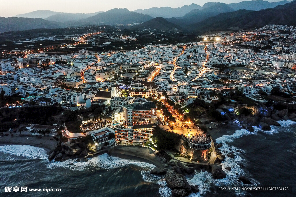 海濱城市璀璨夜景俯瞰圖