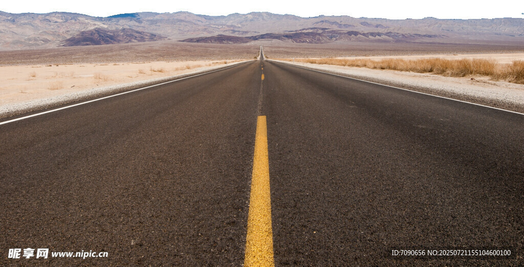 空曠公路延伸向遠(yuǎn)方