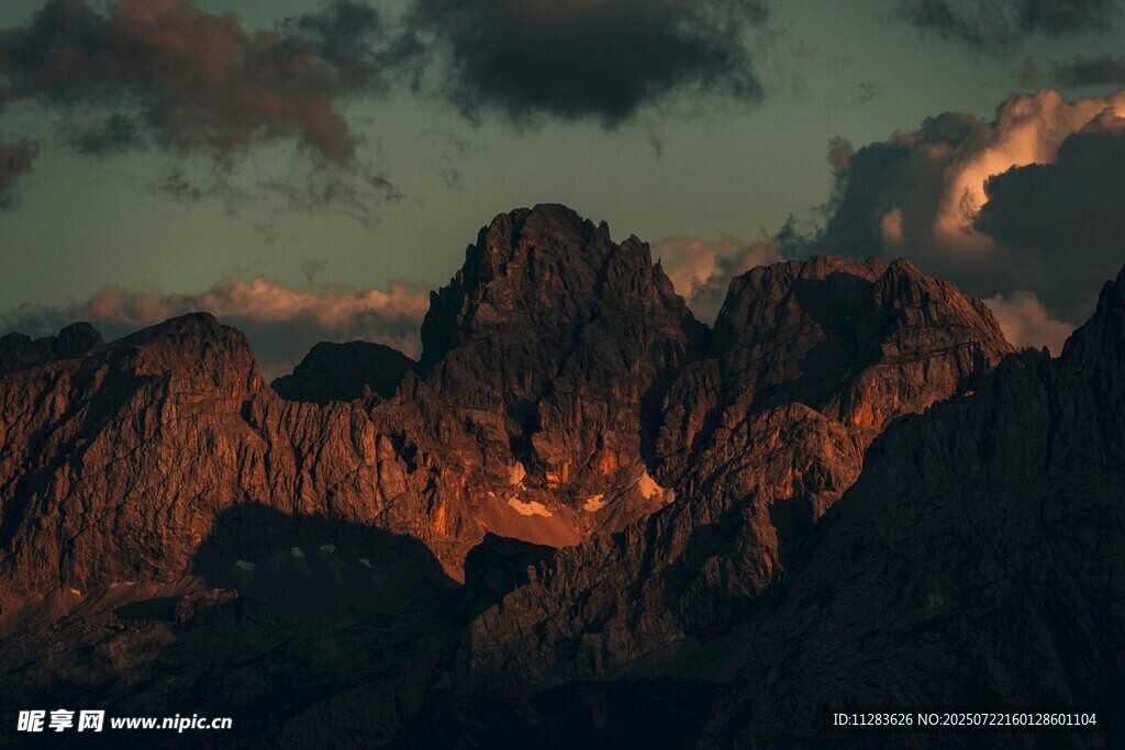夕陽下的壯麗山峰