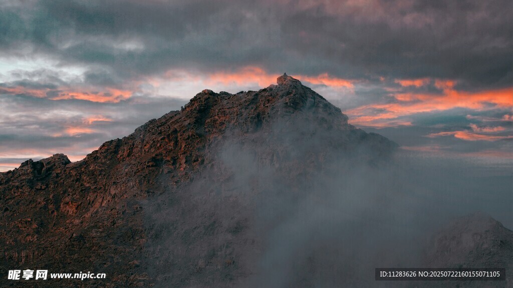 云霧繚繞的壯麗山峰