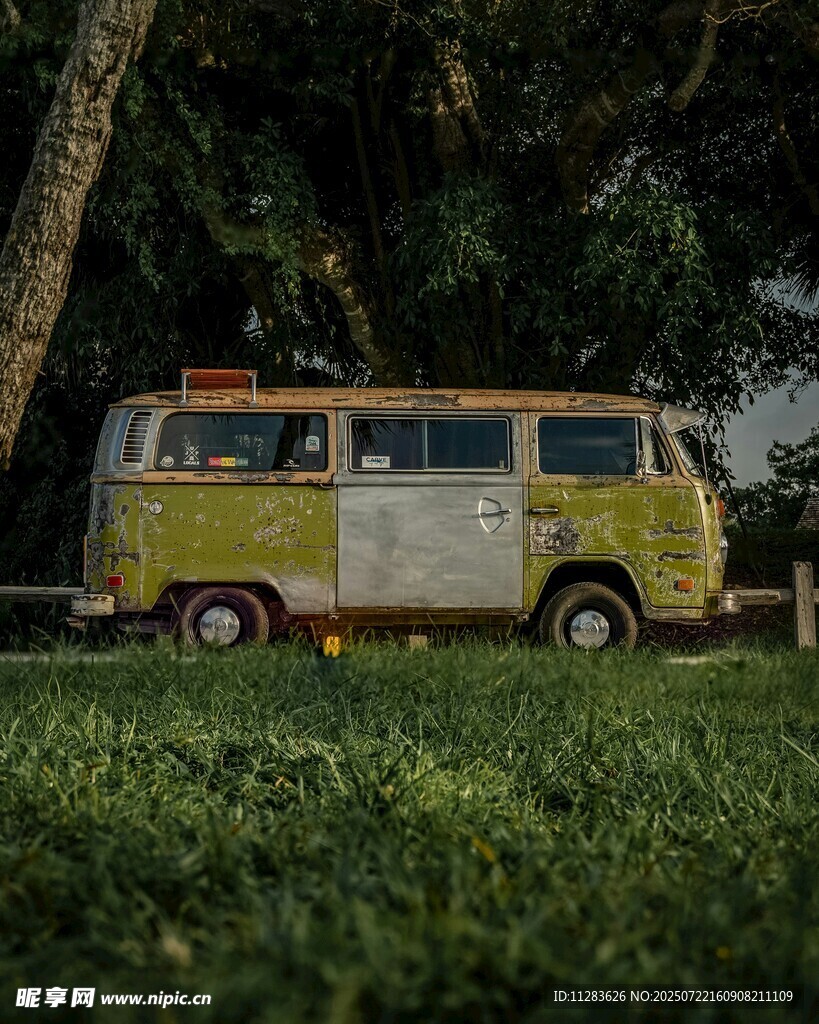 復(fù)古黃綠面包車(chē)停在草地