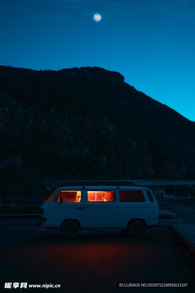 月夜下的露營車