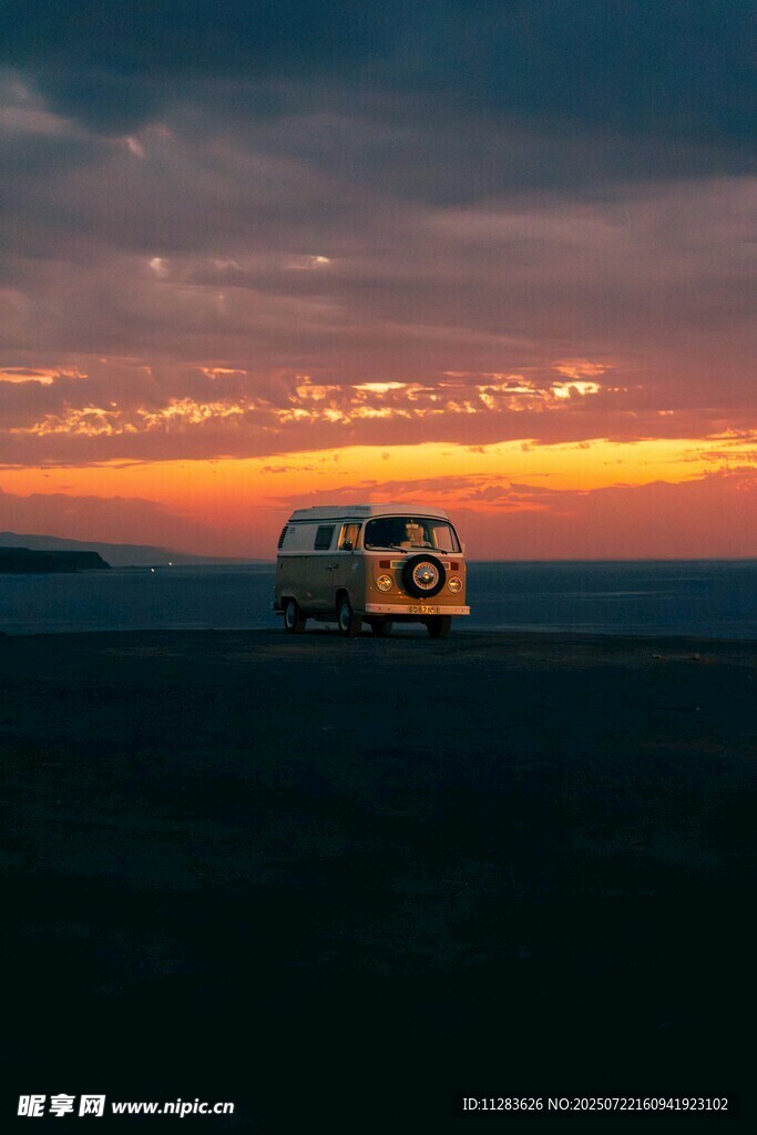夕陽下的曠野露營車