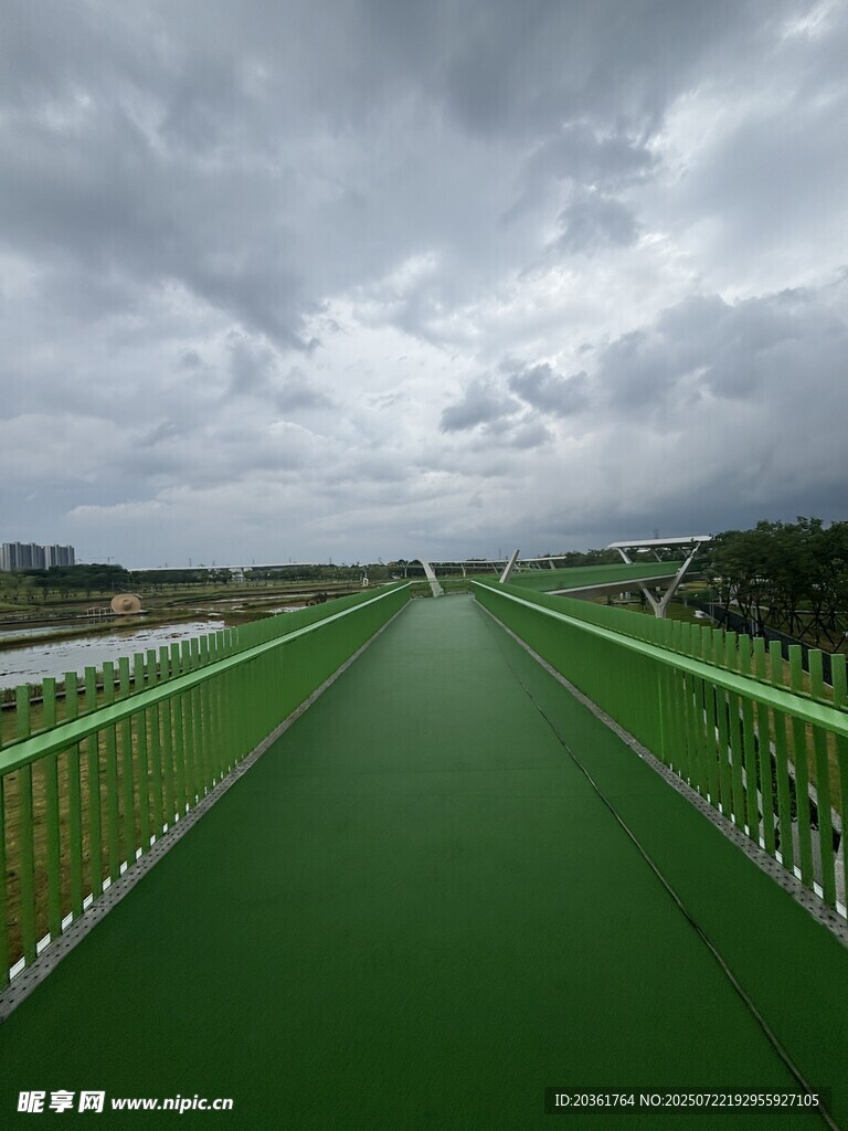 綠色步道延伸向遠方