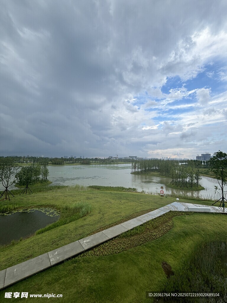 湖畔風(fēng)光